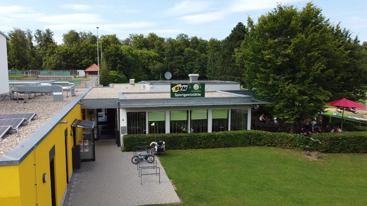 Terrasse und Biergarten der SVM Gaststätte am Sportplatz in Heidenheim